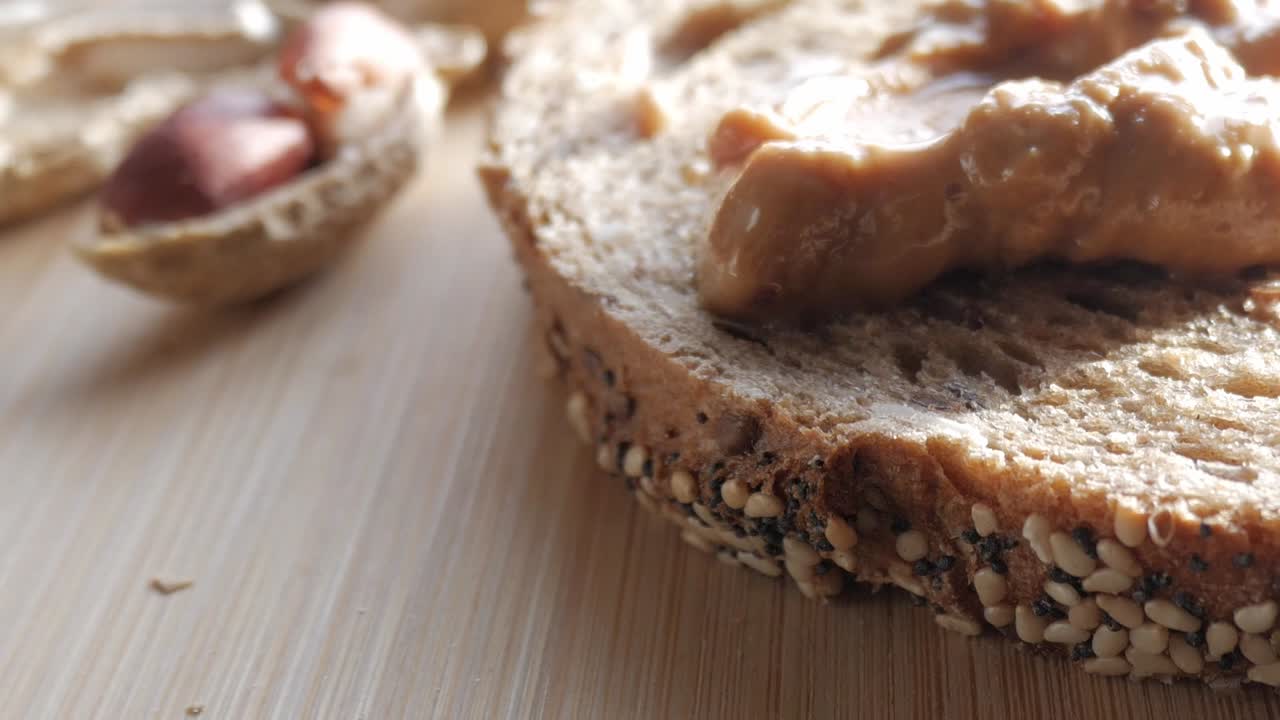 mantequilla de maní en pan de trigo entero