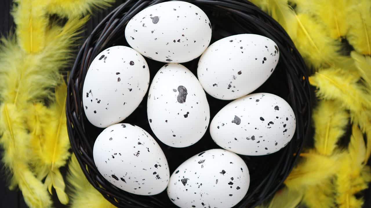 검은 소박한 나무 배경 부활절 기호에 둥지에 전체 닭고기 달걀