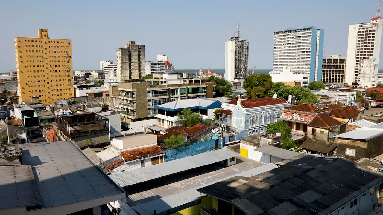 Inquadratura panoramica fissa dal tetto di Manaus, Brasile, con la città in primo piano e il Rio delle Amazzoni all'orizzonte