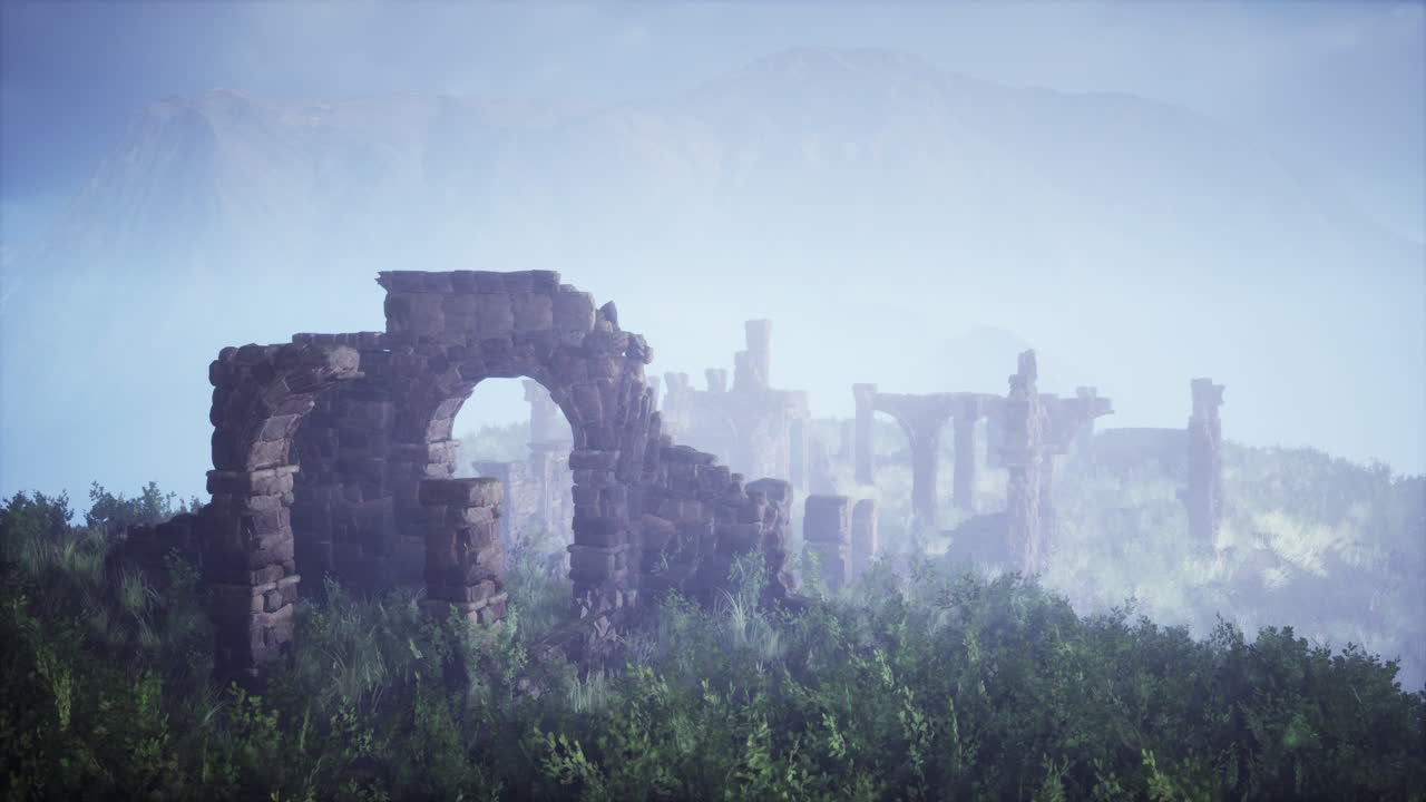 안개 가 가득 한 풍경 에 있는 고대 유적 들