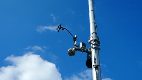 Nahaufnahme-Der-Instrumente-Der-Wetterstation-Aus-Einem-Niedrigen-Winkel-An-Einem-Sonnigen-Tag