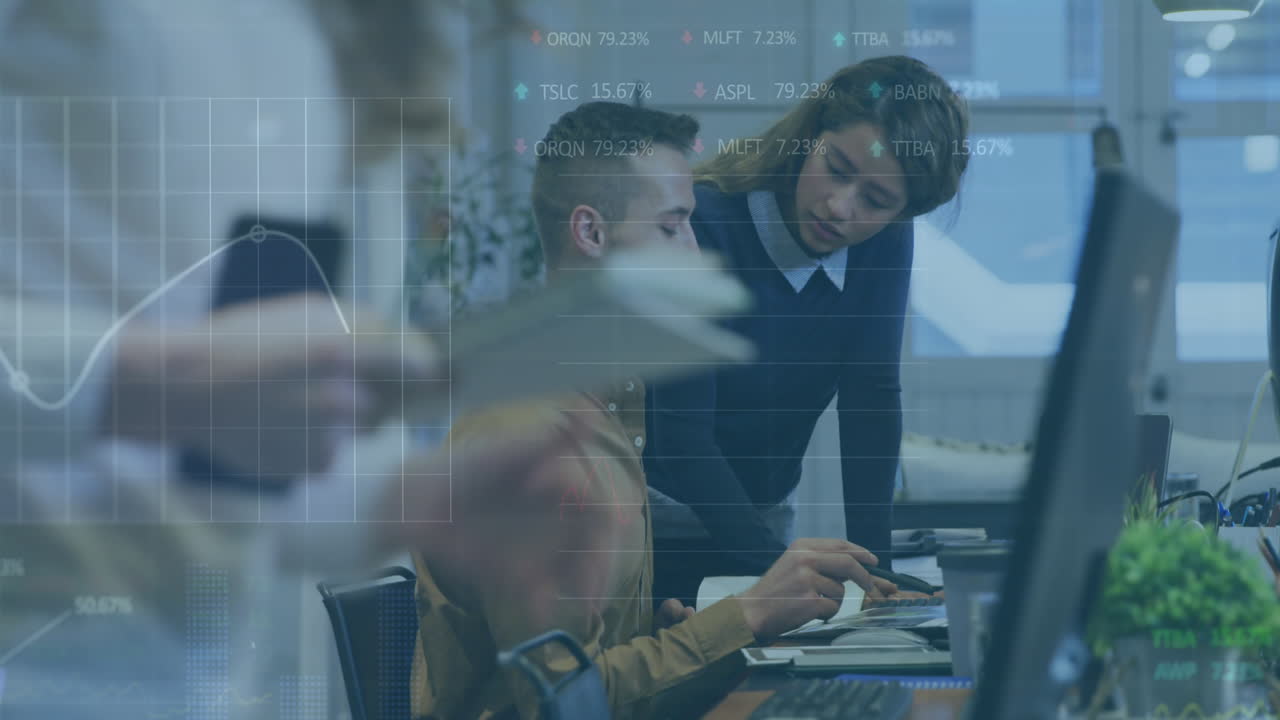 animación de datos estadísticos, mercado de valores procesamiento sobre diversos hombres mujeres discutiendo en la oficina