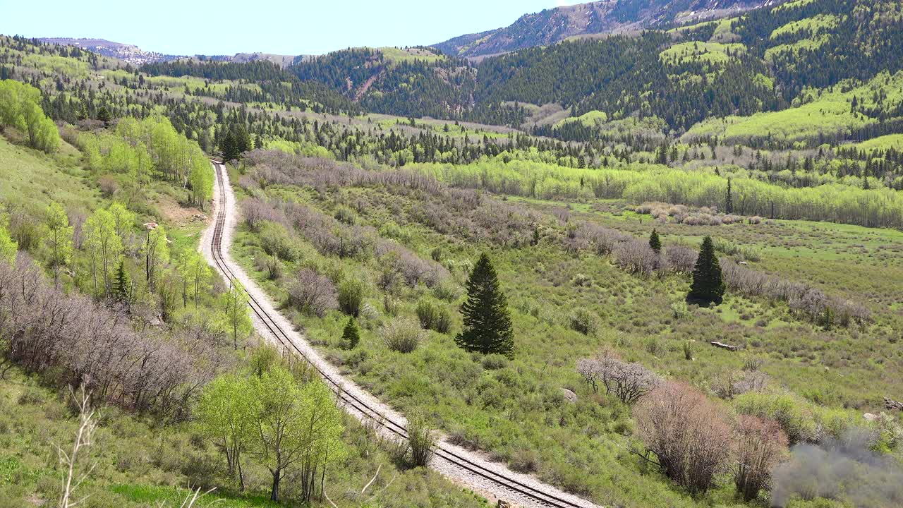 bajo de las cumbres y el tren de vapor tolteca moviéndose a través de las montañas de colorado cerca de chama nuevo méxico 2