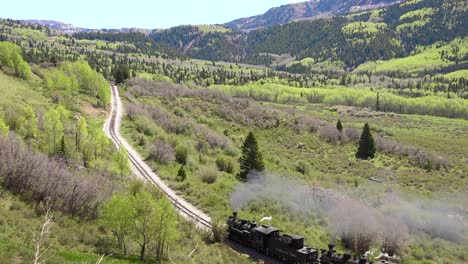 Bajo-Del-Tren-De-Vapor-Cumbres-Y-Toltecas-Moviéndose-A-Través-De-Las-Montañas-De-Colorado-Cerca-De-Chama-Nuevo-México-2