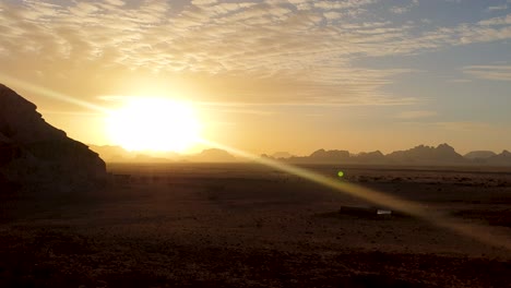 Goldene-Sonnenstrahlen-Während-Des-Düsteren-Sonnenuntergangs-Mit-Blick-Auf-Die-Arabische-Wüste-In-Jordanien,-Langsamer-Schwenk-Von-Rechts-Nach-Links