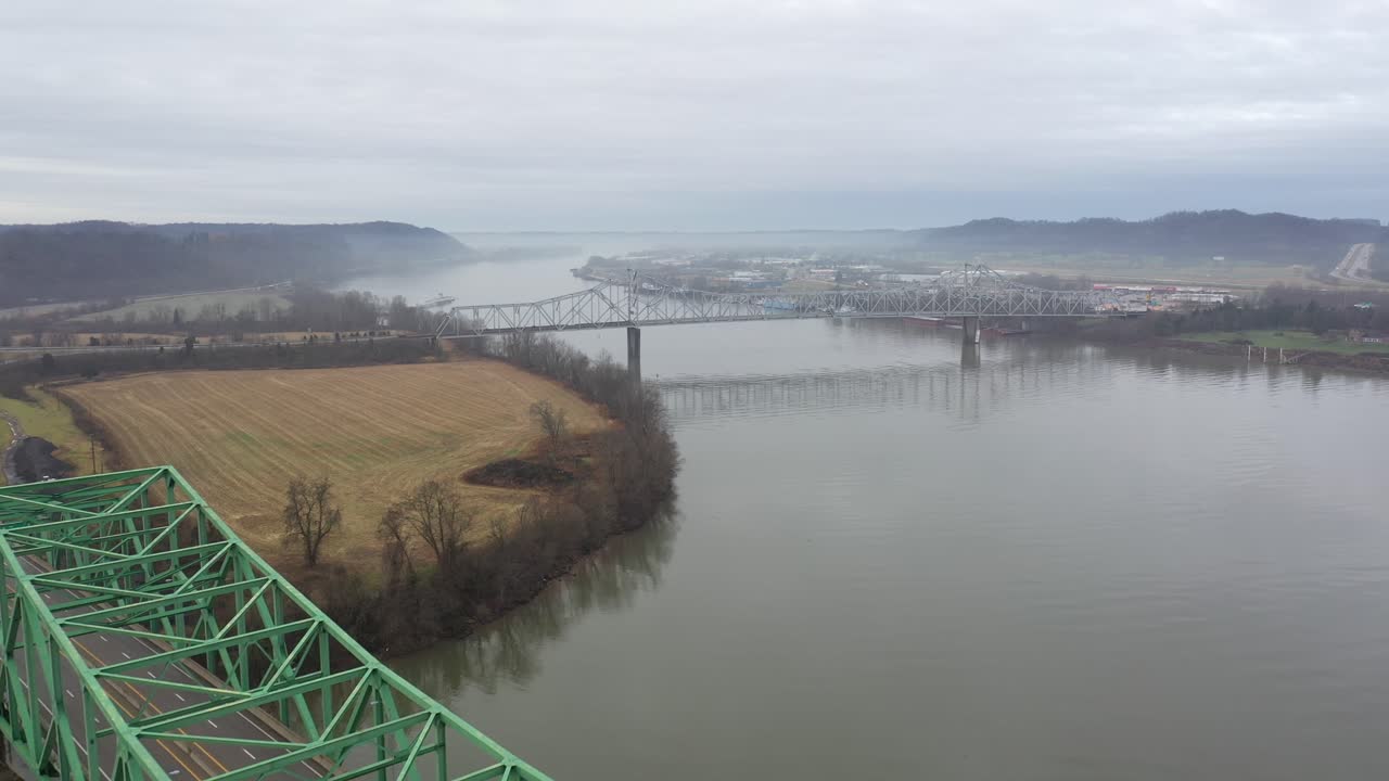 오하이오 강과 다리의 4k 드론