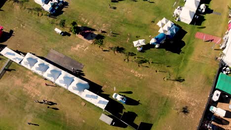 Este-Metraje-De-Drone-Proporciona-Una-Vista-Aérea-De-Un-Evento-Vibrante-Que-Recuerda-A-Un-Concierto,-Donde-La-Gente-Está-Animada