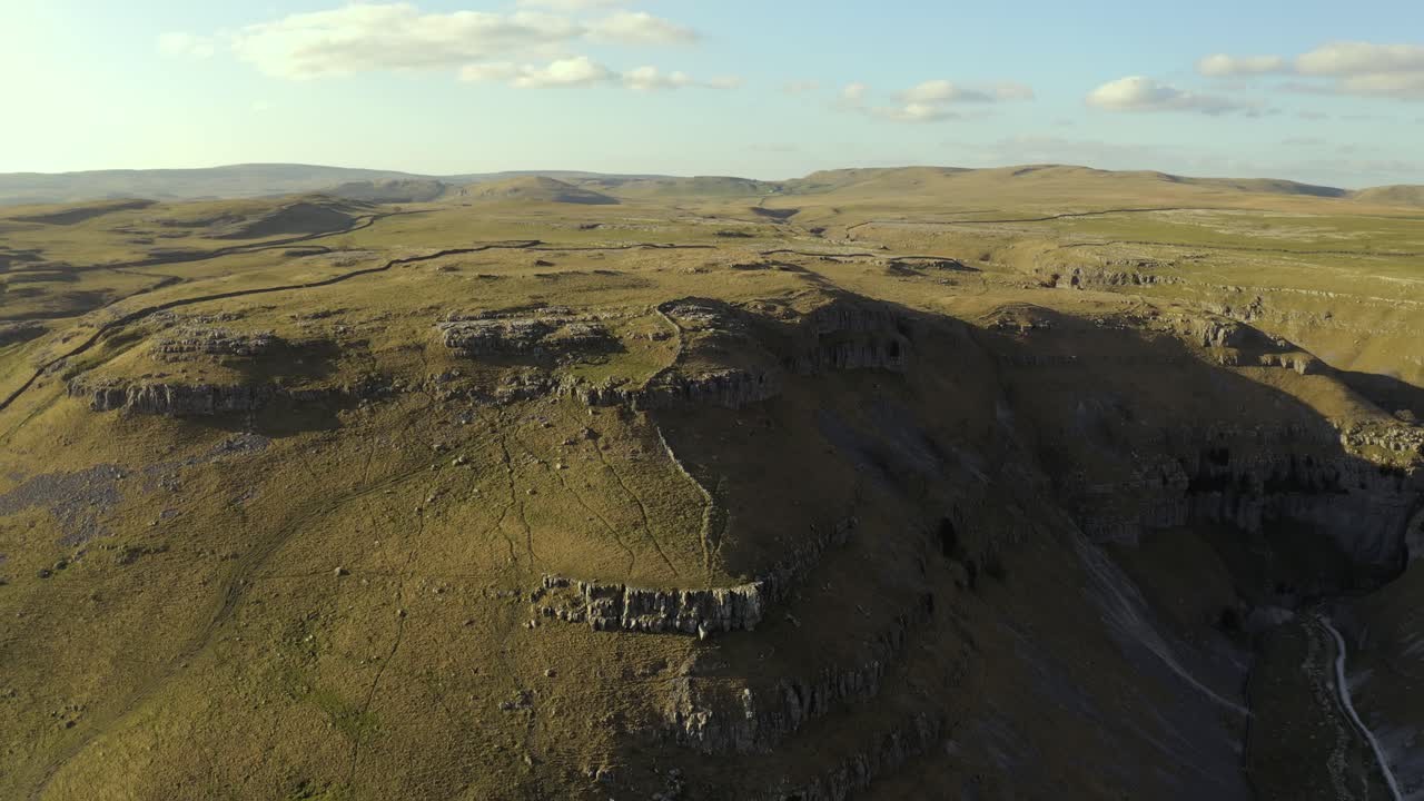요크셔 데일즈 국립공원 공중 드론 샷의 말햄 근처 고데일 흉터