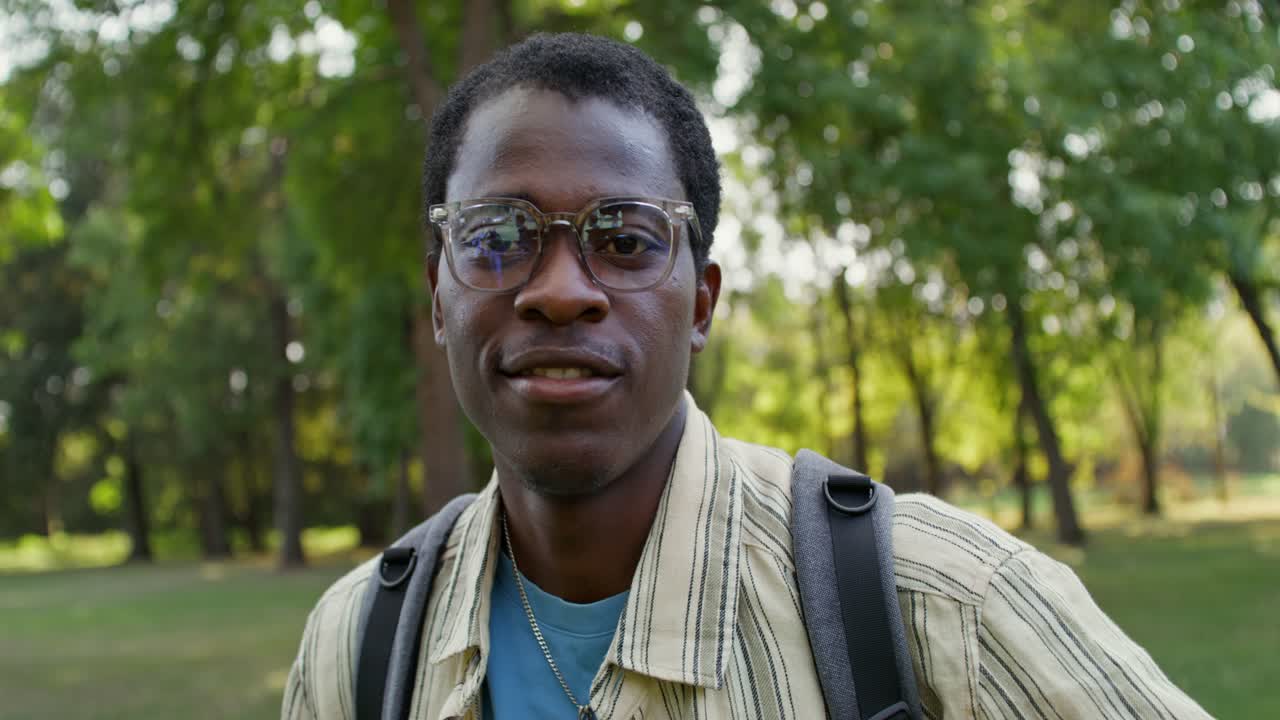 hombre sonriente en un parque