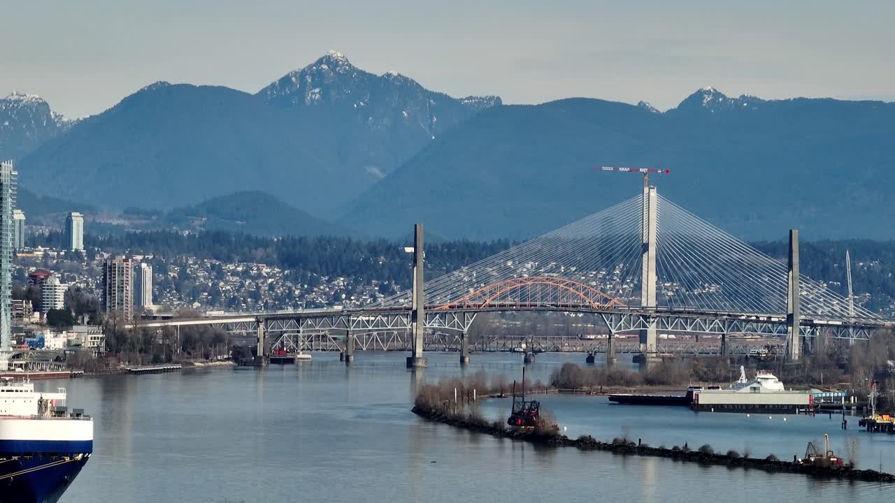 Nuovo Ponte Stal̕əw̓asəm (Riverview) adiacente al vecchio Ponte Pattullo sul fiume Fraser nella Columbia Britannica, Canada. Ripresa aerea.