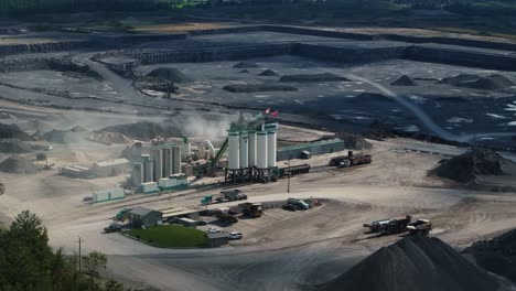 silos de hormigón en la cantera de minería