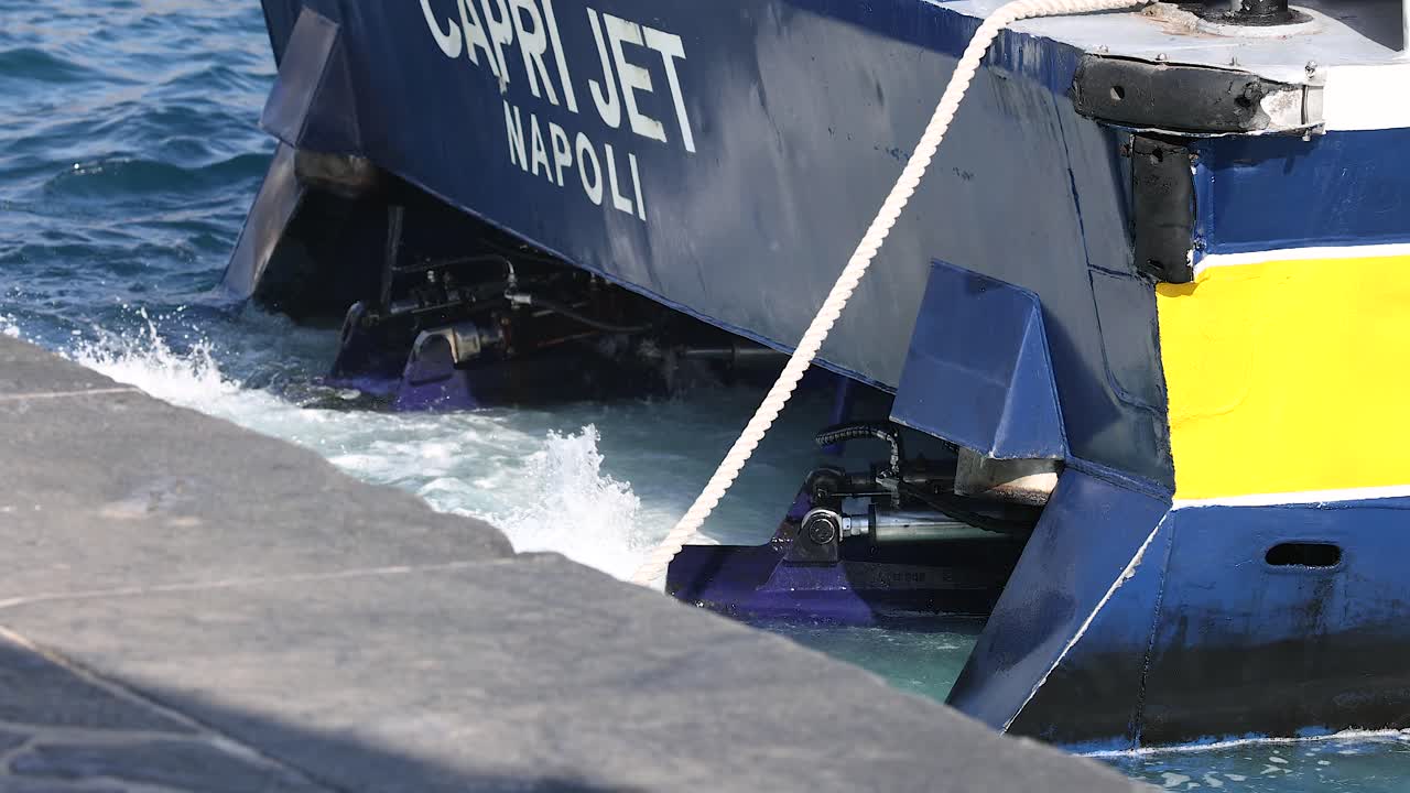 A boat docking at Sorrento pier
