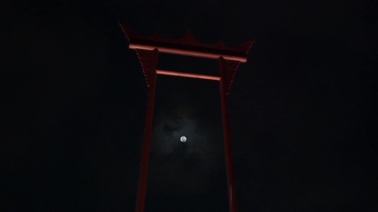 Un video in 4K di una superluna che passa dietro l'Altalena Gigante, Bangkok, Thailandia.