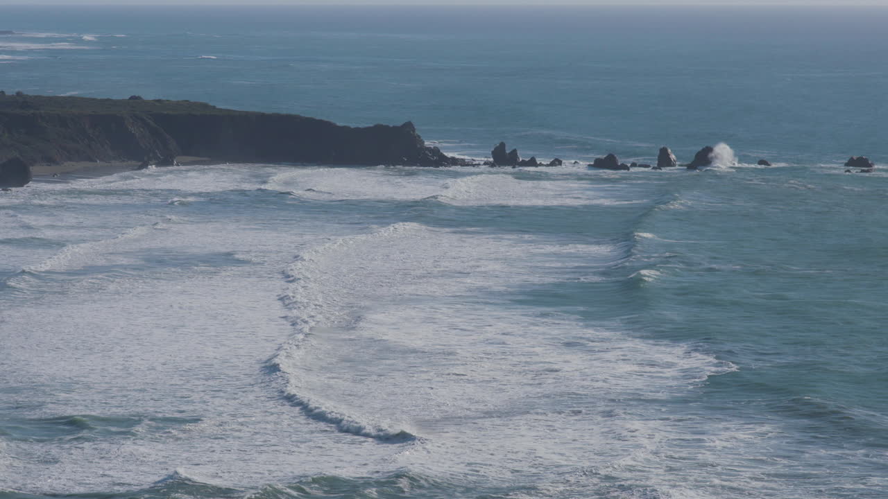 vista elevada de las olas rodando hacia la costa en el océano pacífico ubicado en big sur california
