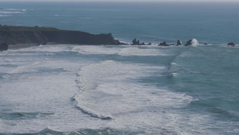 Vista-Elevada-De-Las-Olas-Rodando-Hacia-La-Costa-En-El-Océano-Pacífico-Ubicado-En-Big-Sur-California