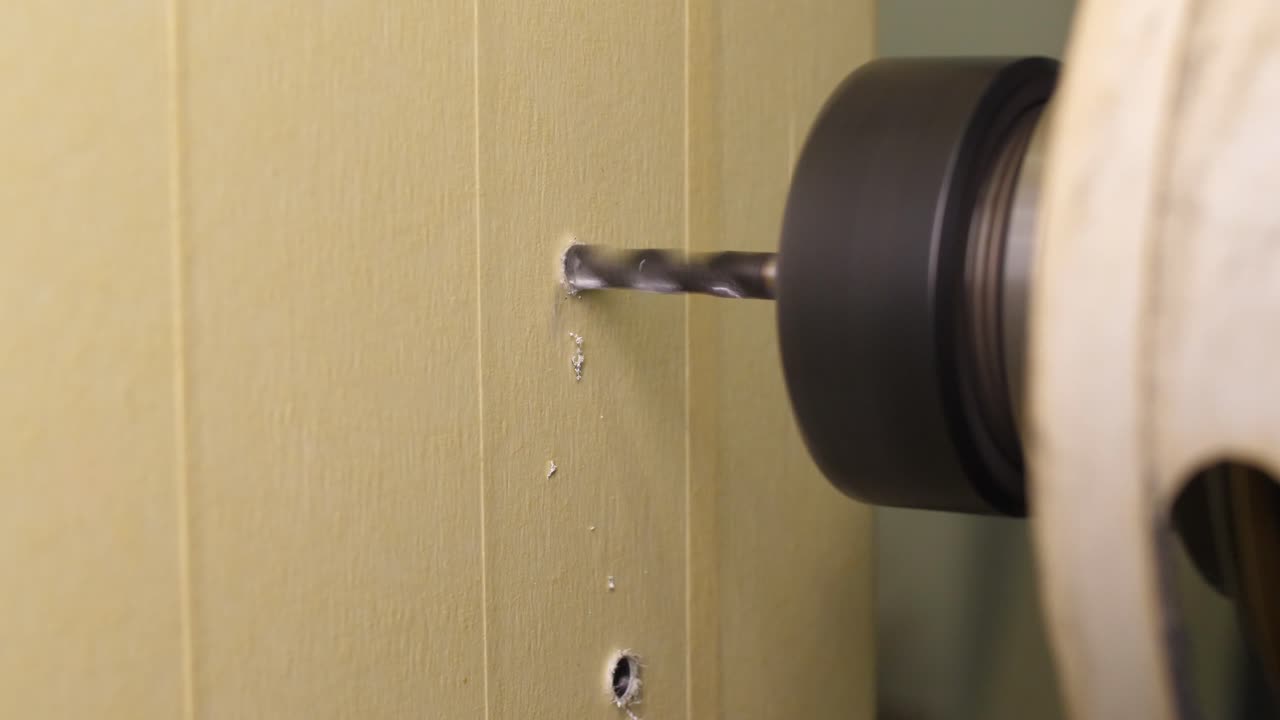 드릴이 60fps로 구멍을 뚫고 있습니다.