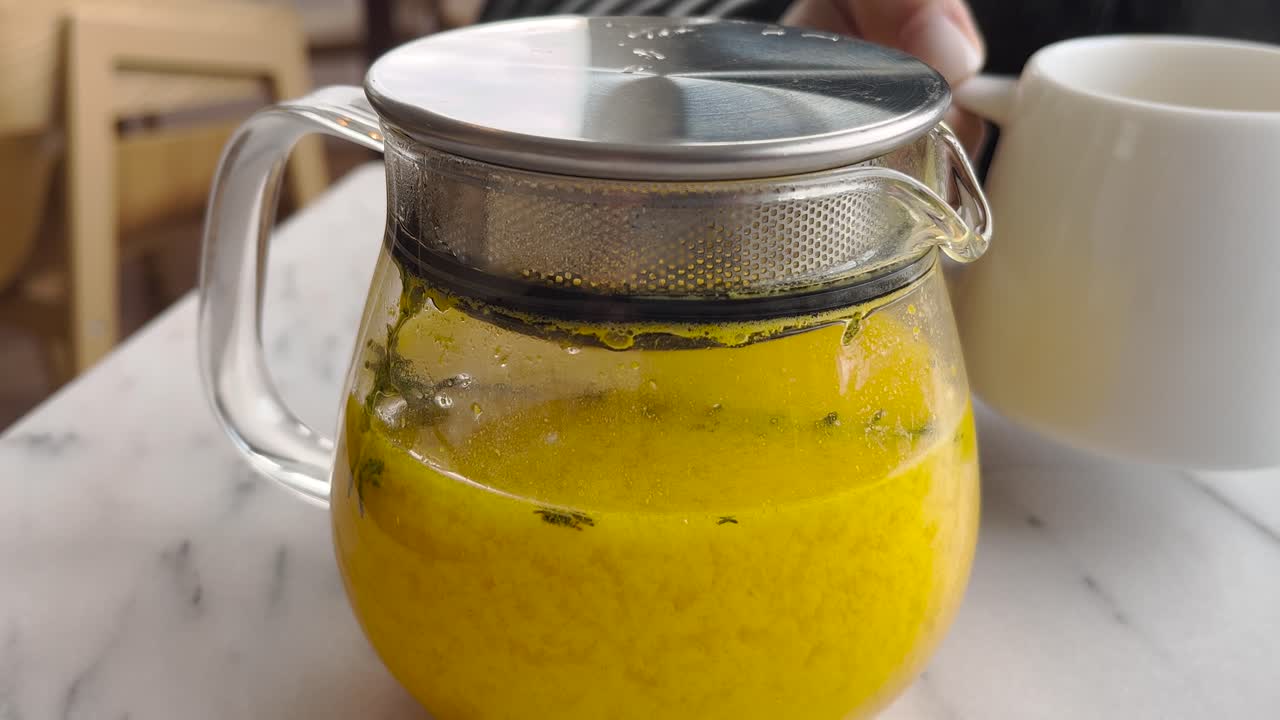 고급 포르투갈 레스토랑의 테이블에 스트라 버진 올리브 오일