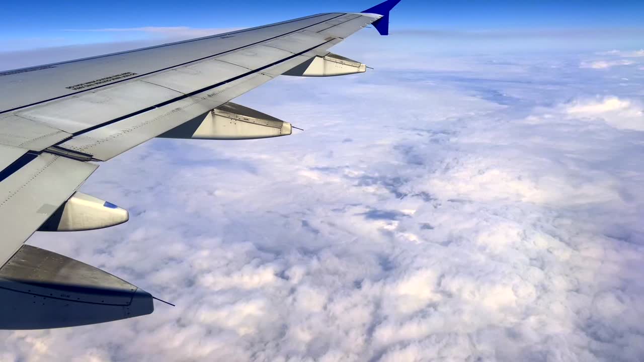 inclinación del ala del avión airbus a320 volando alto en el cielo azul