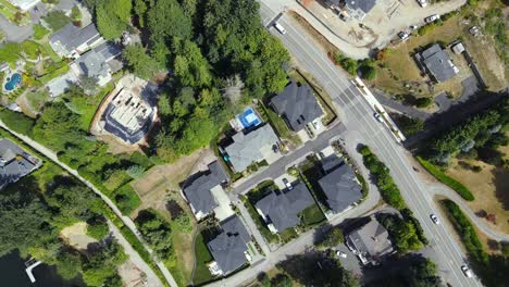 casas opulentas a lo largo de la costa noroeste de bellevue, washington