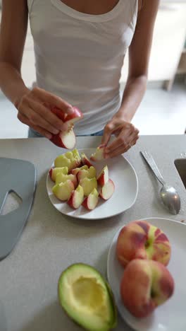 mujer preparando una ensalada de melocotón en una cocina
