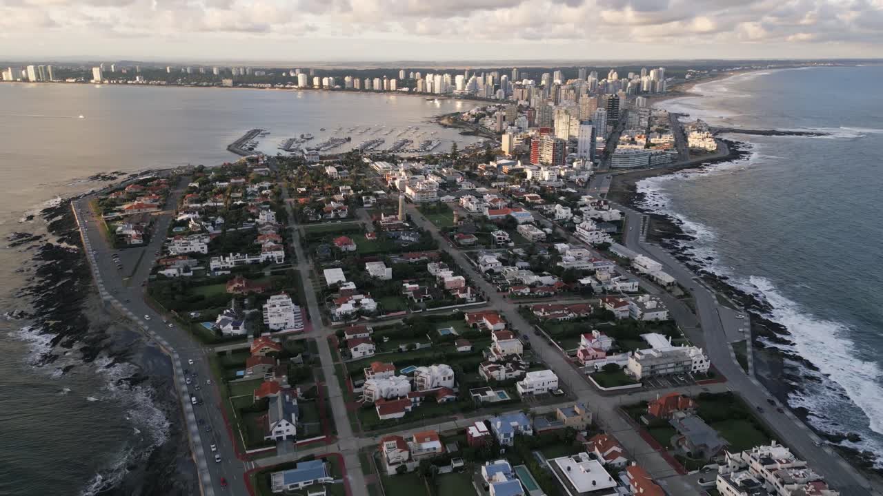 aerial de punta del este uruguay con paisaje urbano drone vuela sobre el horizonte escénico con edificios modernos de rascacielos