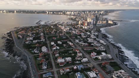 Luftaufnahme-Von-Punta-Del-Este,-Uruguay,-Mit-Stadtbild-Drohne,-Die-über-Der-Malerischen-Skyline-Mit-Modernen-Wolkenkratzergebäuden-Fliegt