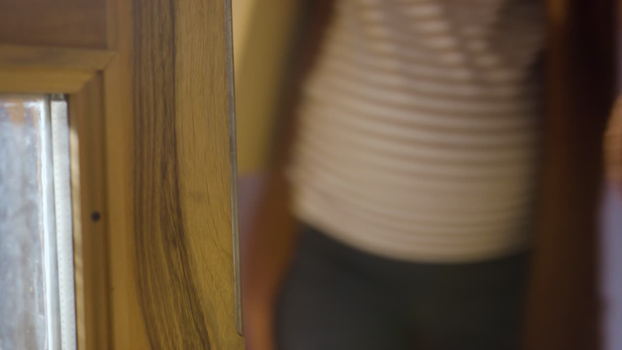 familia mudándose a un nuevo hogar cargando cajas