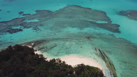 Drohnenaufnahme-Von-Türkisfarbenem-Wasser-Auf-Der-Insel-Managaha