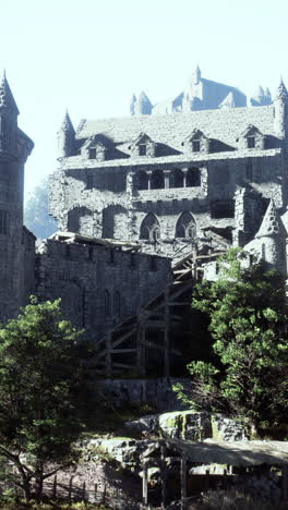 castillo de piedra con torres y muros