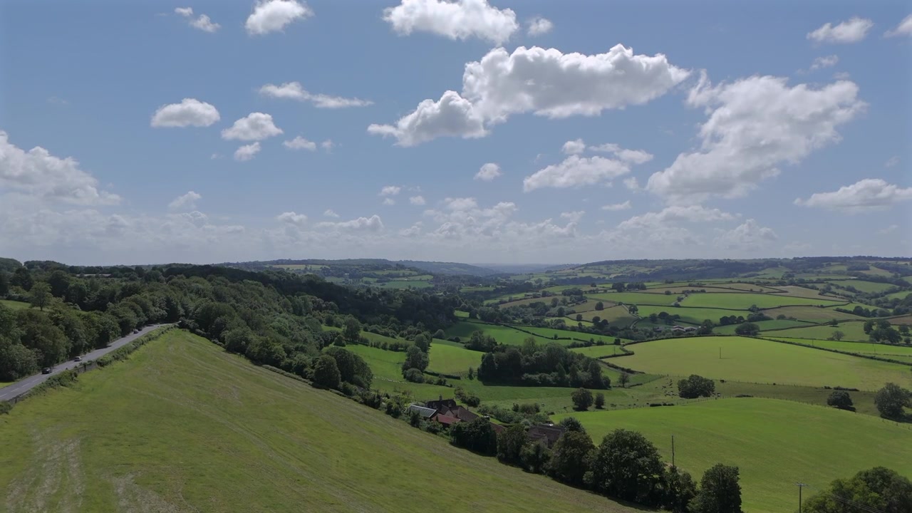 Vue aérienne depuis le sommet de Box Hill vers la route A4 de Bath de la campagne du Wiltshire par une journée d'été.