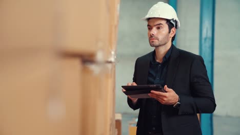 Fabrikleiter-Nutzt-Tablet-Computer-Im-Lager-Oder-In-Der-Fabrik