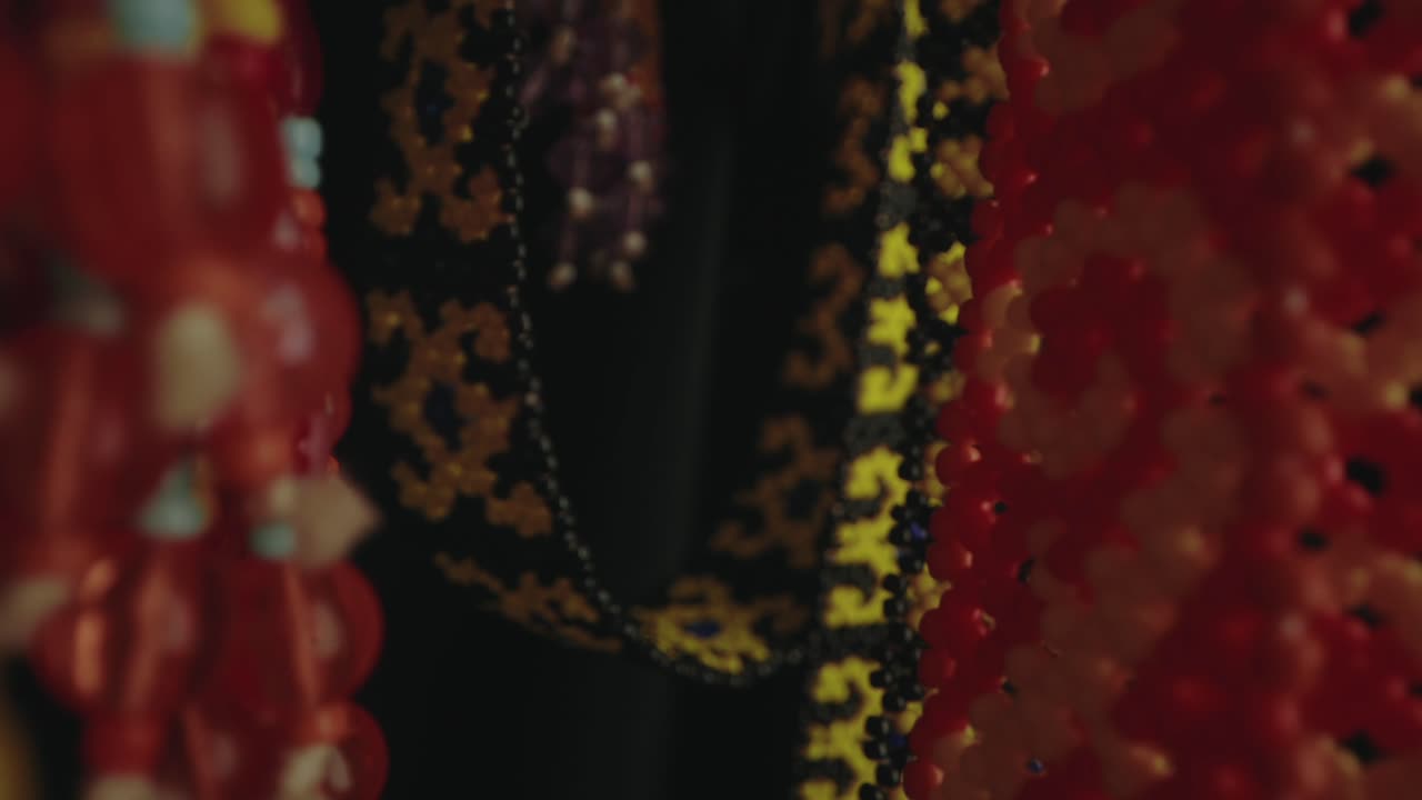 cerrar dolly fuera macro perla trabajo sarawakian artesanía