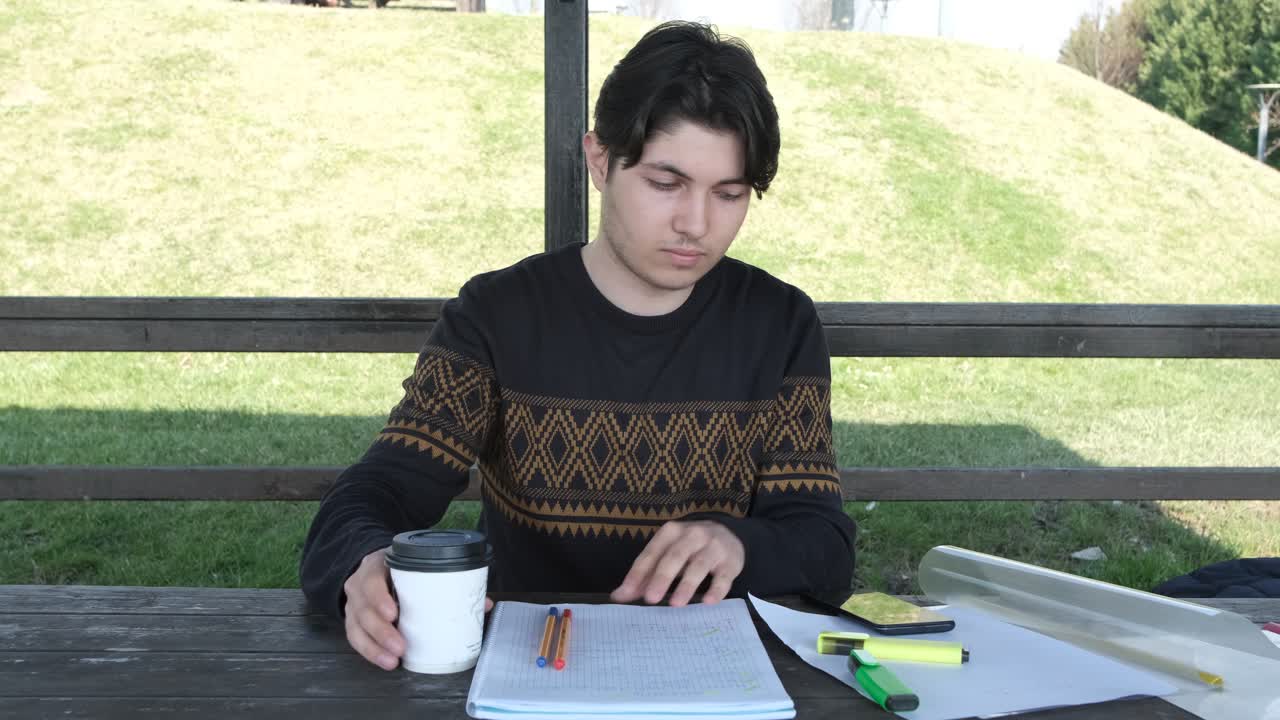 joven trabajando en el pórtico