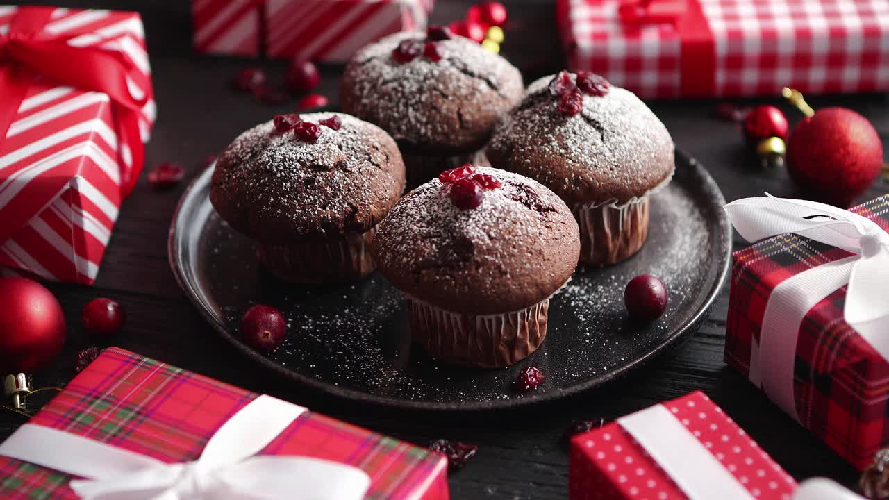 deliciosos muffins de chocolate navideño servidos en un plato de cerámica negra