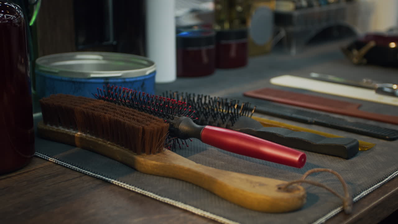Stilleben med barberarverktyg och groomingprodukter