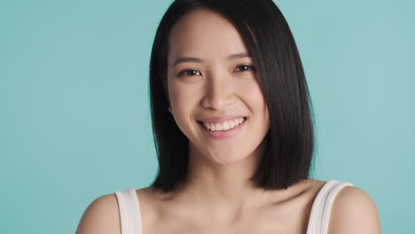 아시아 여성이 메이크업을 하고 있습니다.