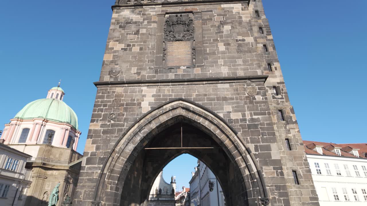 Panoramica della Torre del Ponte della Città Vecchia a Praga, Repubblica Ceca, movimento di tilt verso il basso lungo la pietra erosa
