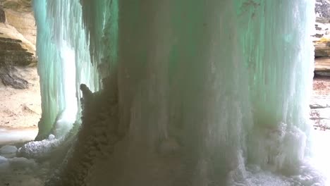 Una-Vista-De-La-Cascada-Congelada-En-El-Cañón-Lasalle-En-El-Parque-Estatal-Starved-Rock-En-Illinois