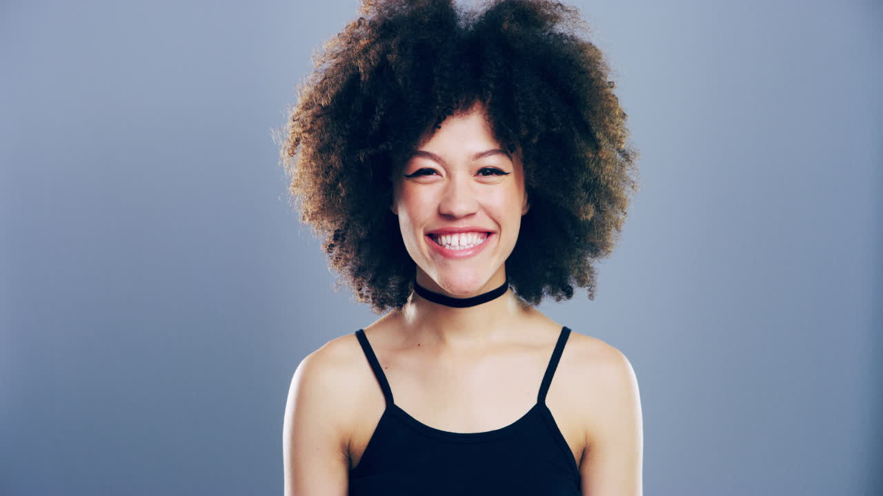 retrato de una mujer alegre con el cabello rizado