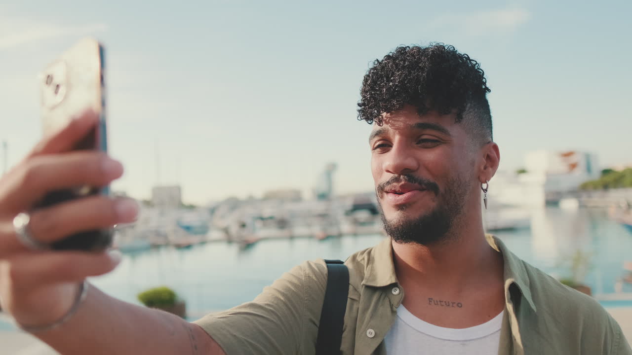 Uomo che si scatta un selfie al porto turistico