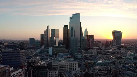 Volando-Hacia-Los-Edificios-Rascacielos-Del-Centro-De-Londres-Al-Amanecer-De-Cerca