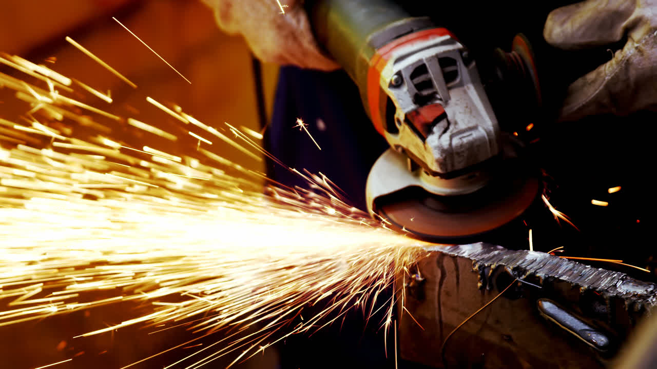 ingeniero masculino que utiliza una máquina de molienda en el taller 4k