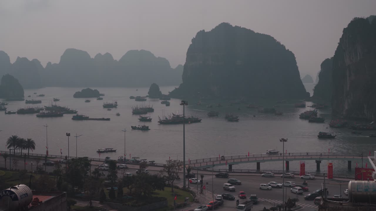 Phong cảnh Vịnh Hạ Long mờ sương với những chiếc thuyền và con đường ven biển tấp nập
