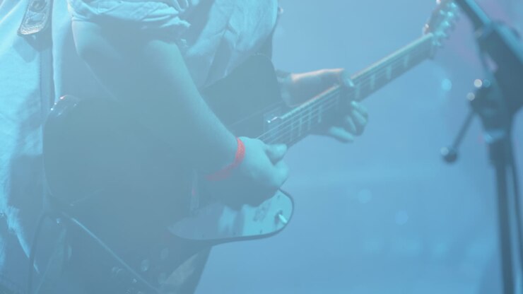 Esecuzione di chitarra elettrica sul palco