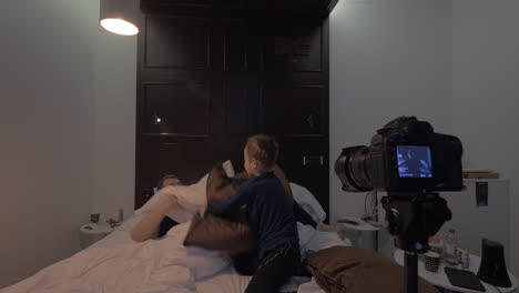 creando un video de una pelea de almohadas en casa
