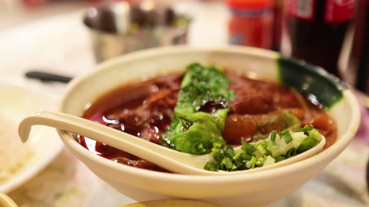 음식 바자르 에서 제공 되는 맛있는 고기 누들 수프