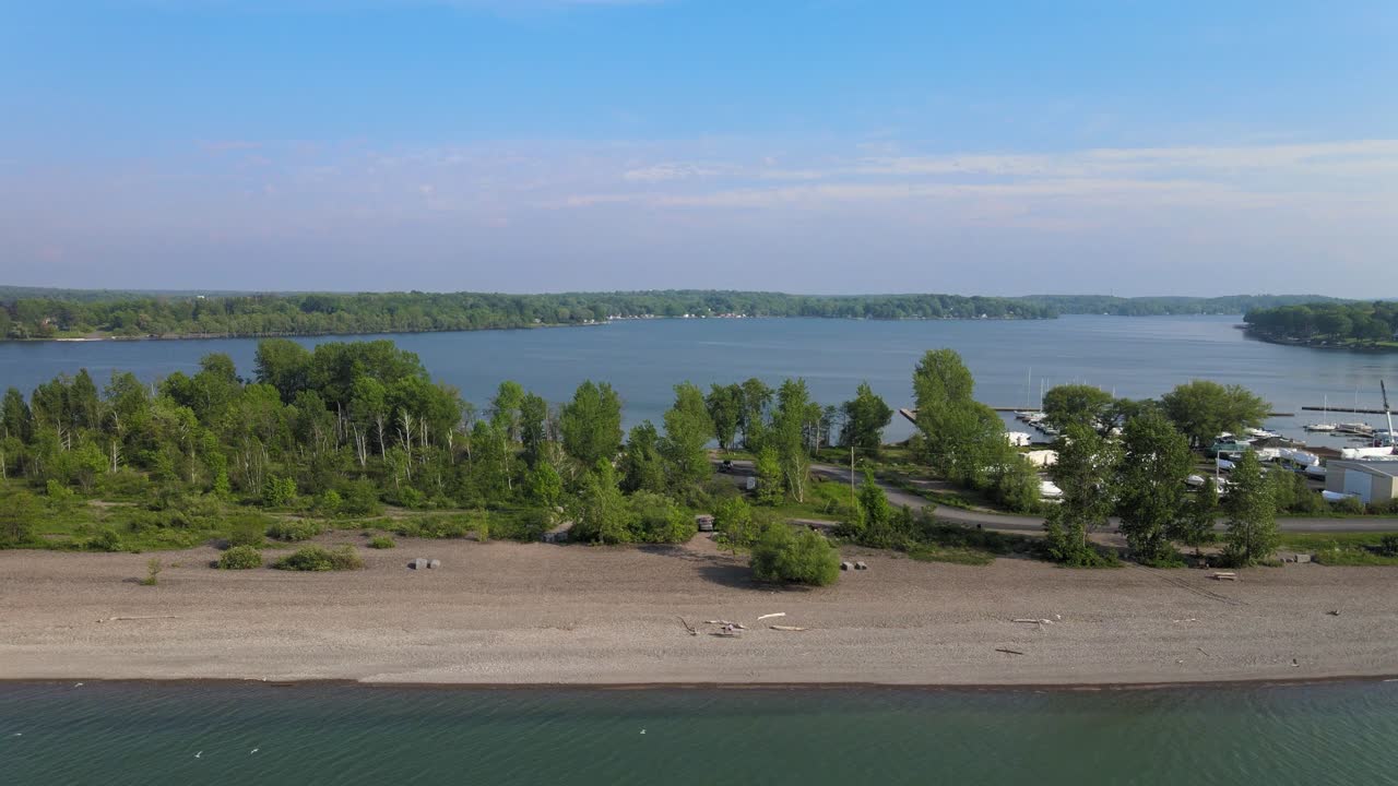 만과 날아다니는 갈매기가 있는 공중 해변 해안선
