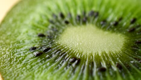 primer plano de una rebanada de kiwi giratoria en resolución de 4k