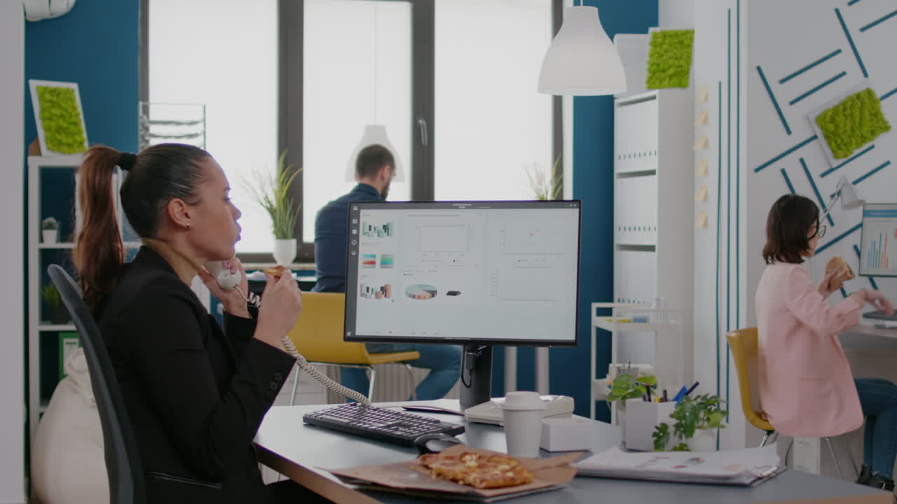 gerente multitarea discutiendo la estrategia de marketing con un trabajador remoto que usa un teléfono fijo