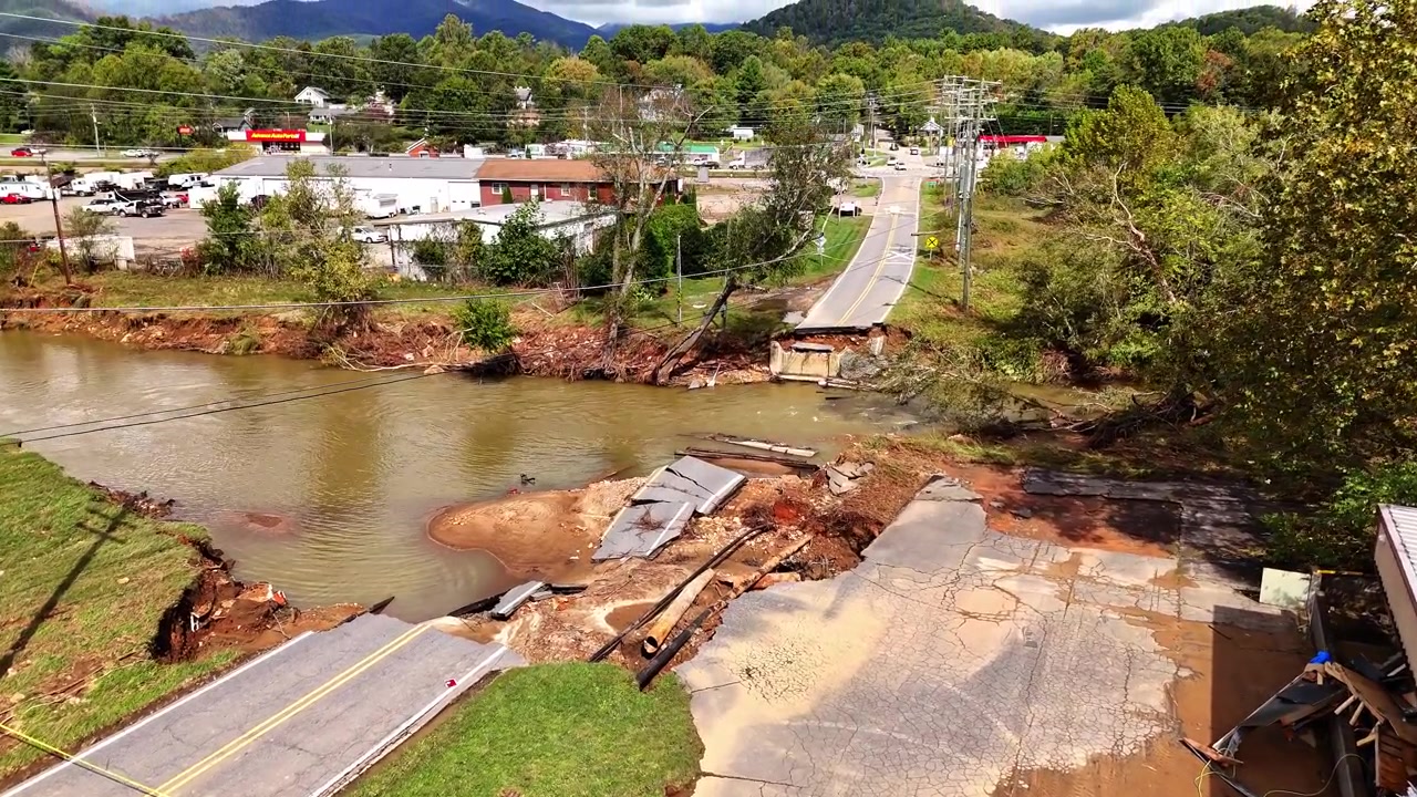 Tomada cinematográfica de drone de ponte destruída pelo Furacão Helene. Swannanoa, NC - área de Asheville.